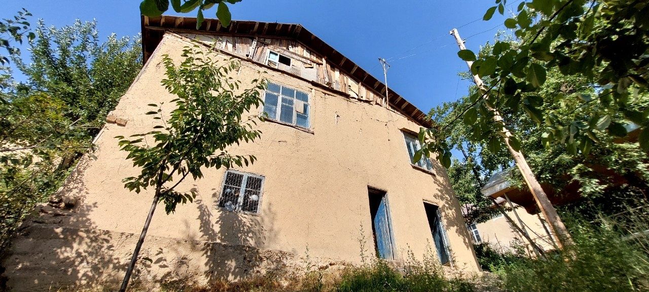 Uy sotiladi zur joyda
