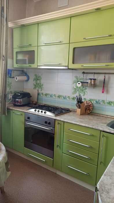 Продаю кухонный гарнитур с духовым шкафом, варочной поверхностью