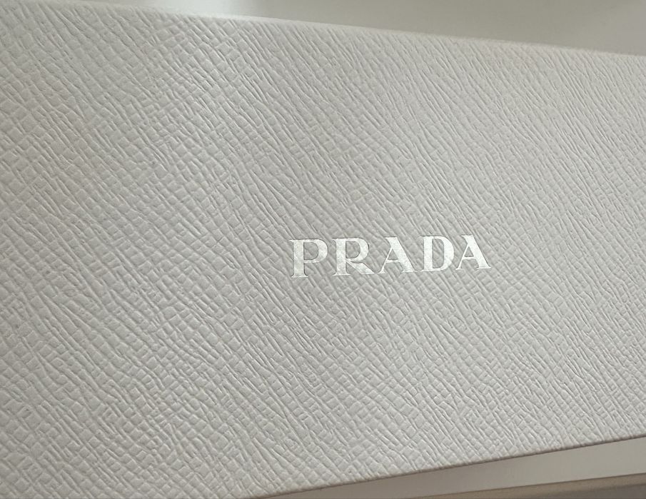 Слънчеви очила PRADA с бели рамки. Оригинални
