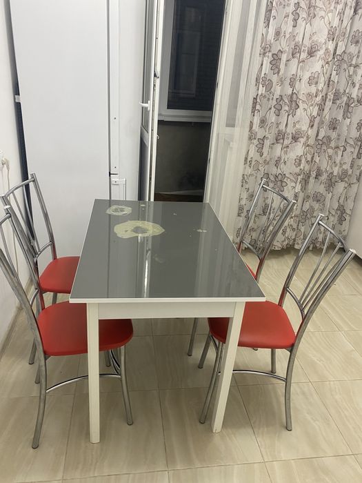 Продается стол со стулями