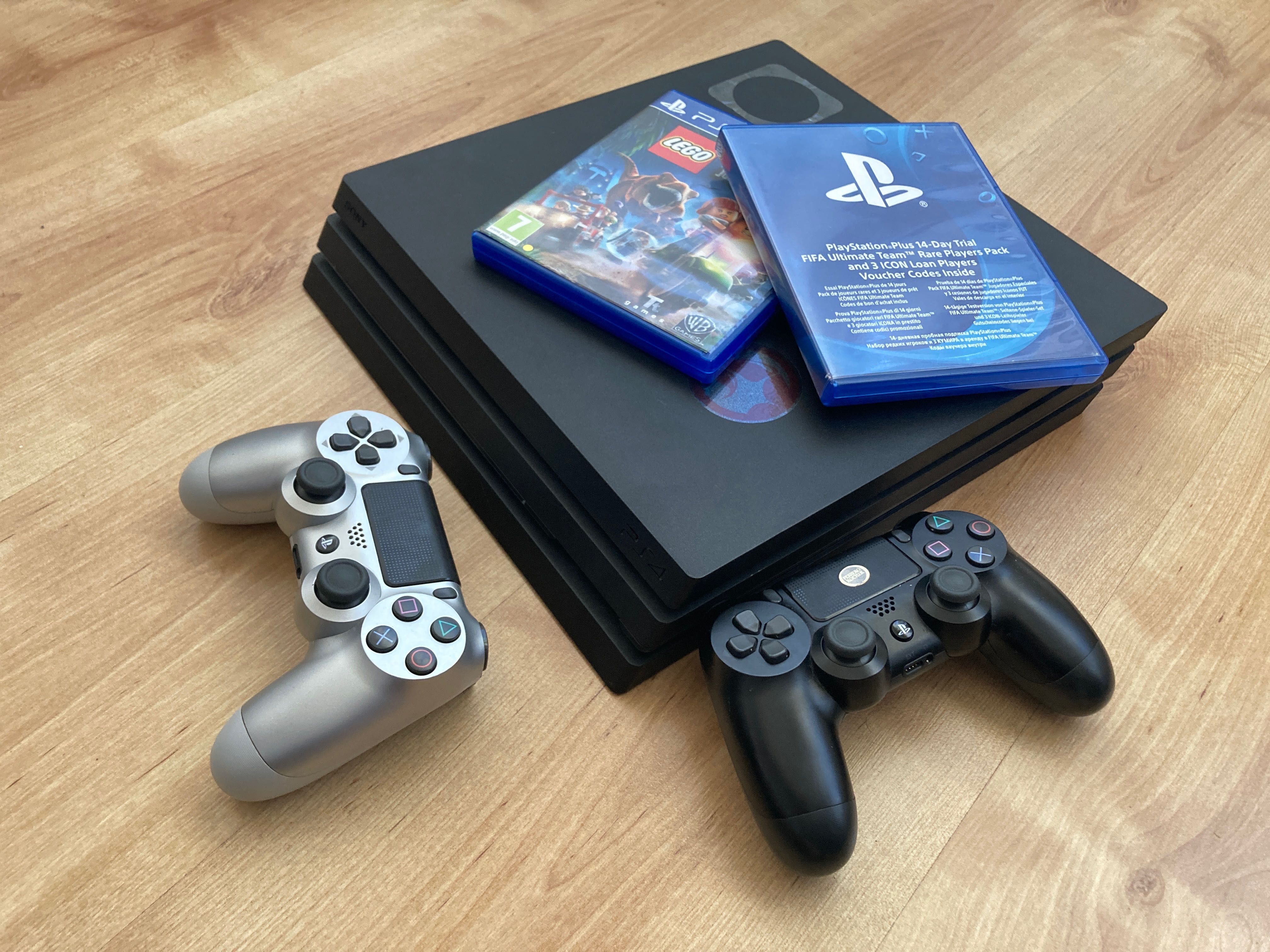 Ps4 pro cu 2 controlere