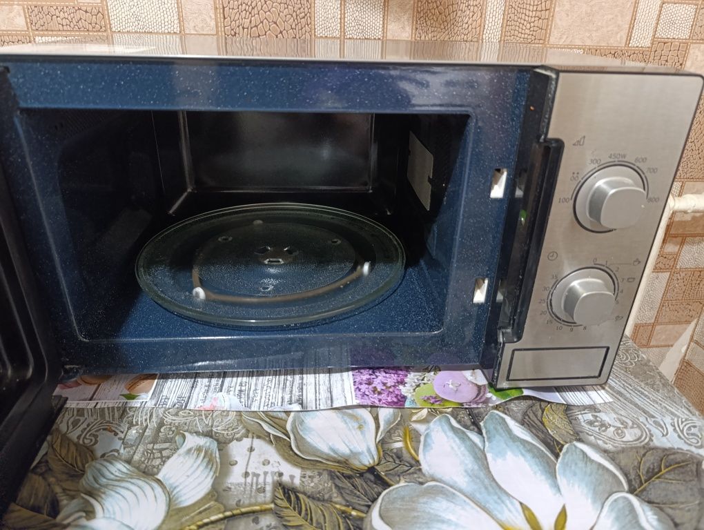 Продам Микроволновая печь Samsung MS23T5018AK/BW