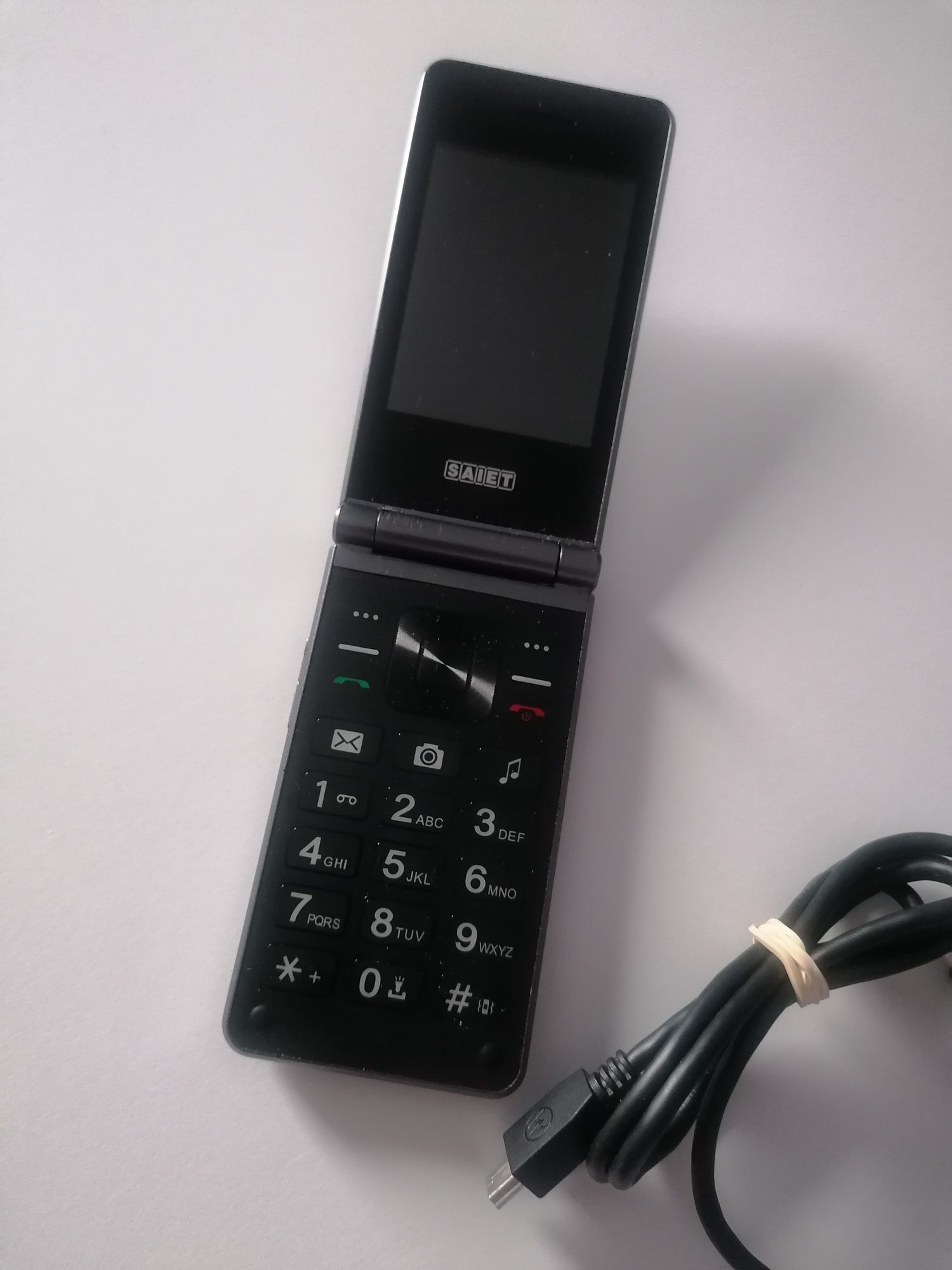 Telefon cu clapeta cu display foarte mare special pentru seniori