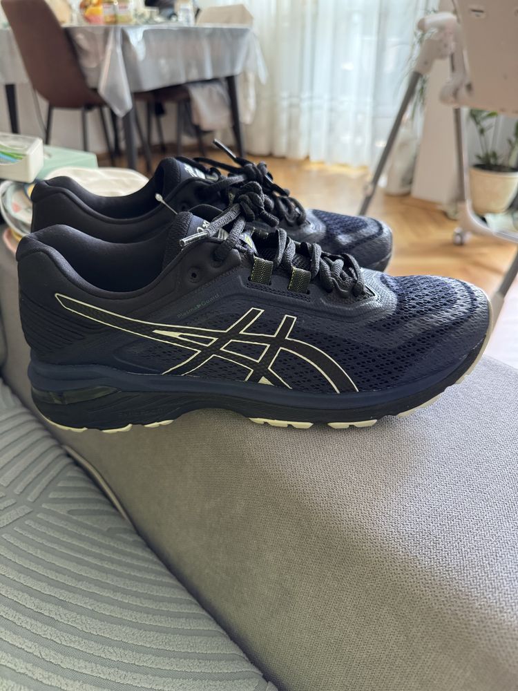 Asics маратонки 42.5