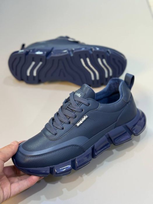 Krossovkalar kuz va qish uchun.