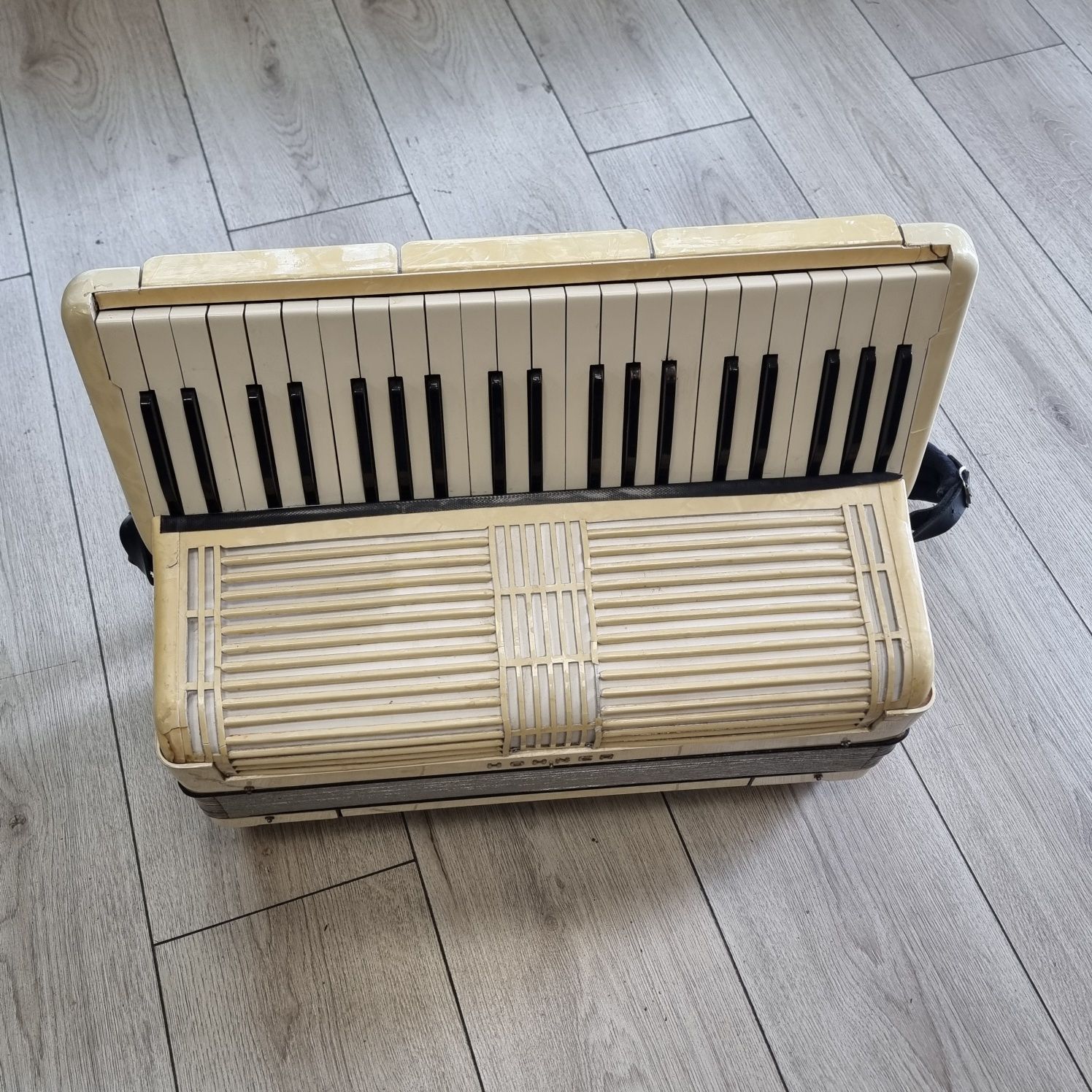 Amanet F28: Acordeon Hohner 120 basi