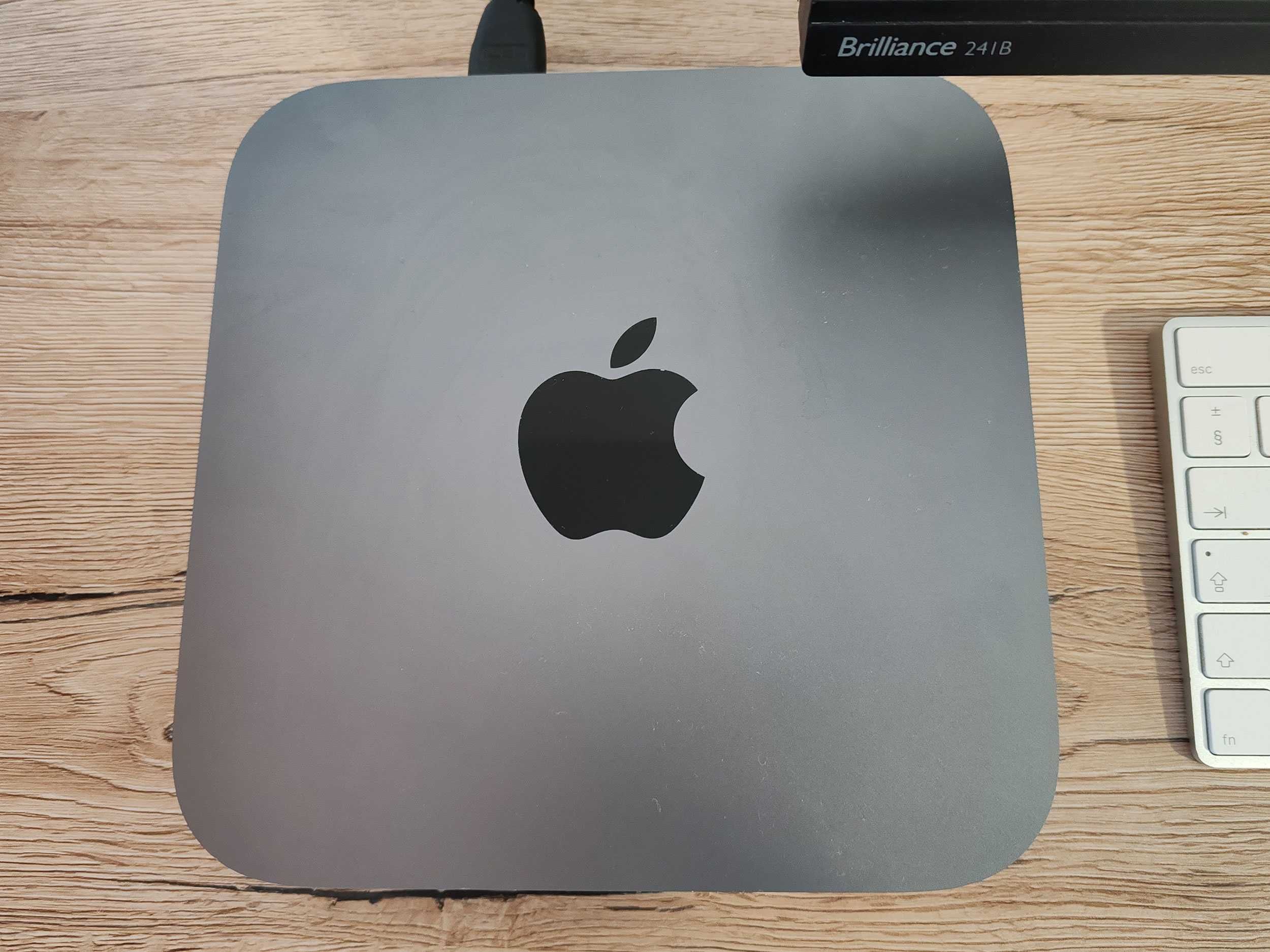 Mac Mini, monitor Philips full HD, Magic Keyboard, Magic Mouse