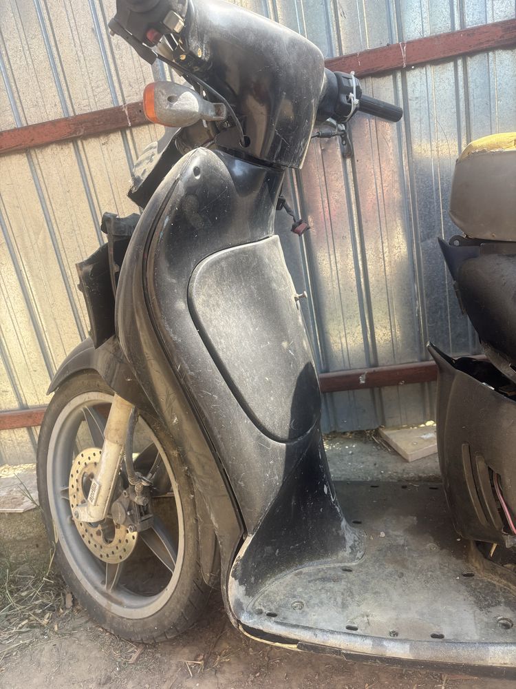 Dezmebrez scuter scarabeo sau il vand cu totu