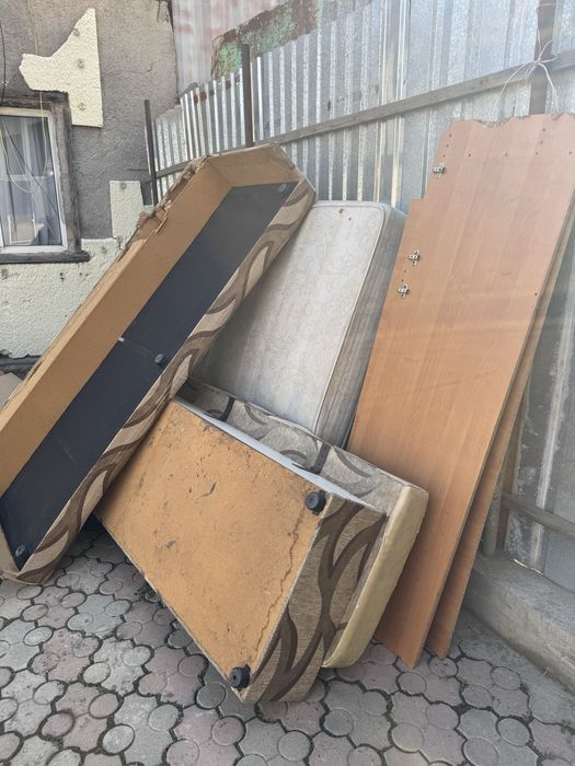 Отдам диван матрас и дрова бесплатно