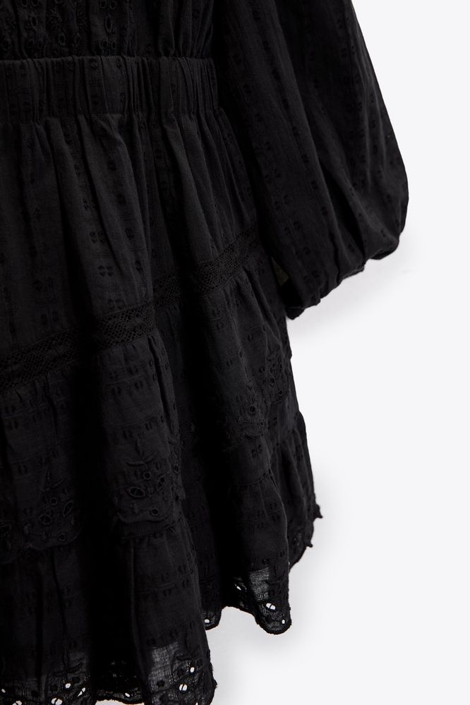 Zara разкроена рокля с бродерия в черен цвят