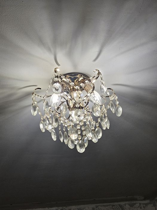 Продам люстру 4000