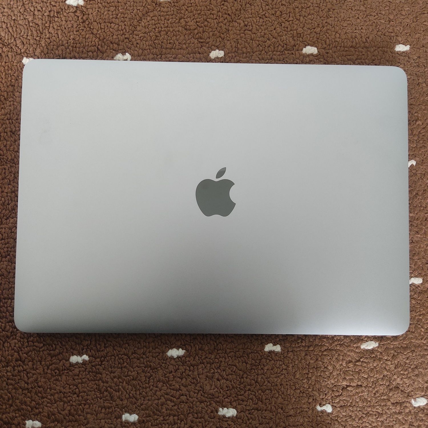 Macbook M1 chip prodam