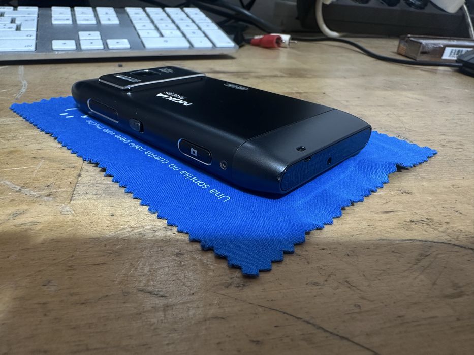 Nokia n8 negru la culoare