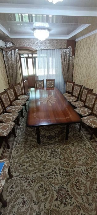 Продаётся срочно стол стульями