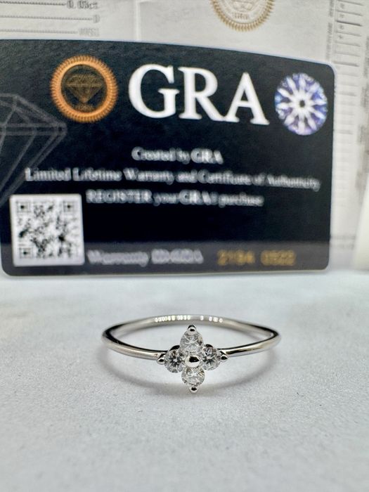 Сребърен пръстен с мойсанит ( диамант)