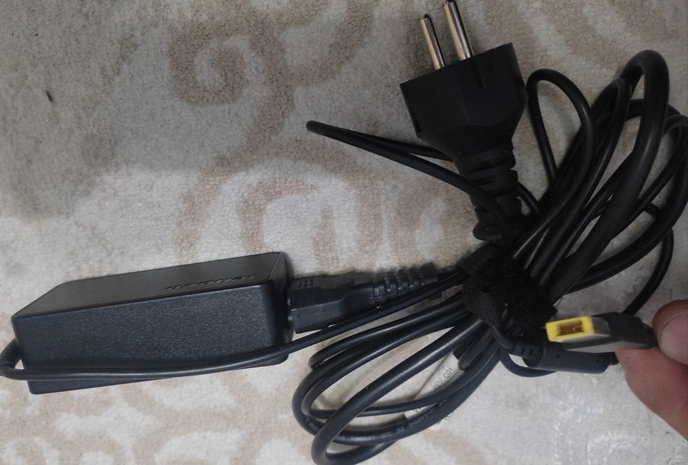 Зарядное устроиство на ноутбук lenovo V110 20В 2.25 Аһ зарядчик зарядк