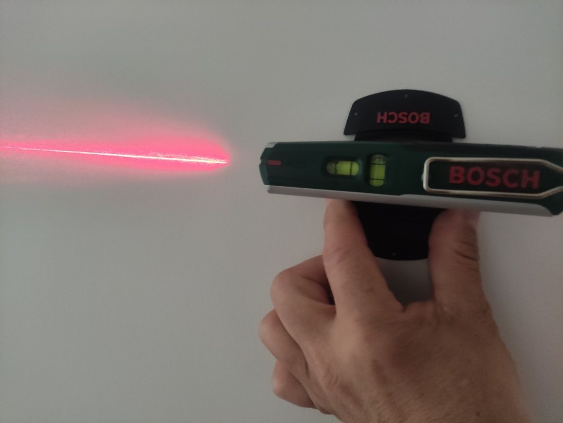 Лазерен нивелир линеен bosch