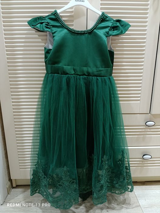 Продам нарядное платье для девочки