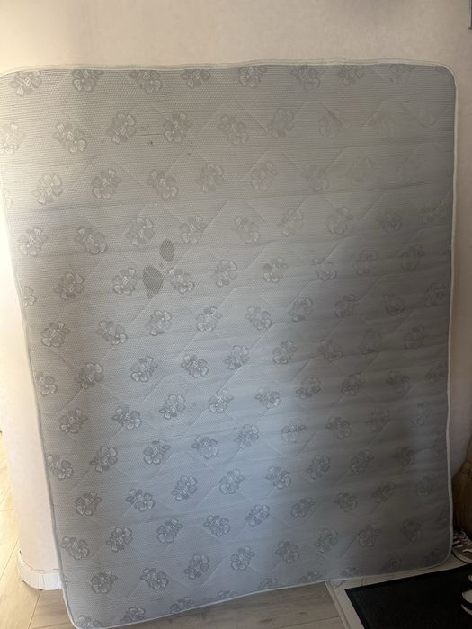 Продам матрас на кровать , срочно