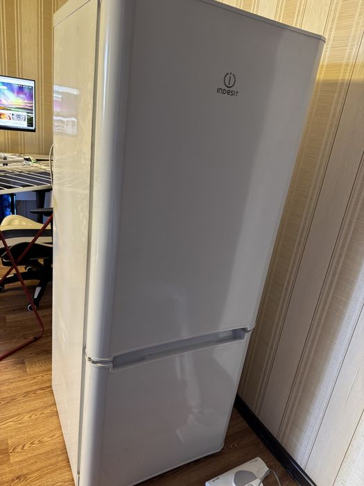 Холодильник Indesit