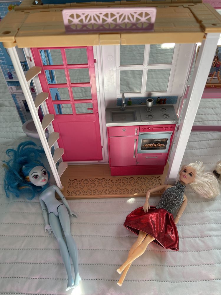 Causuta casa Barbie cu papusa la alegere