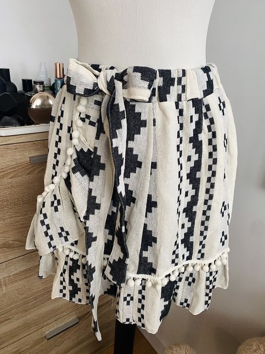 Fusta alb negru cu ciucuri