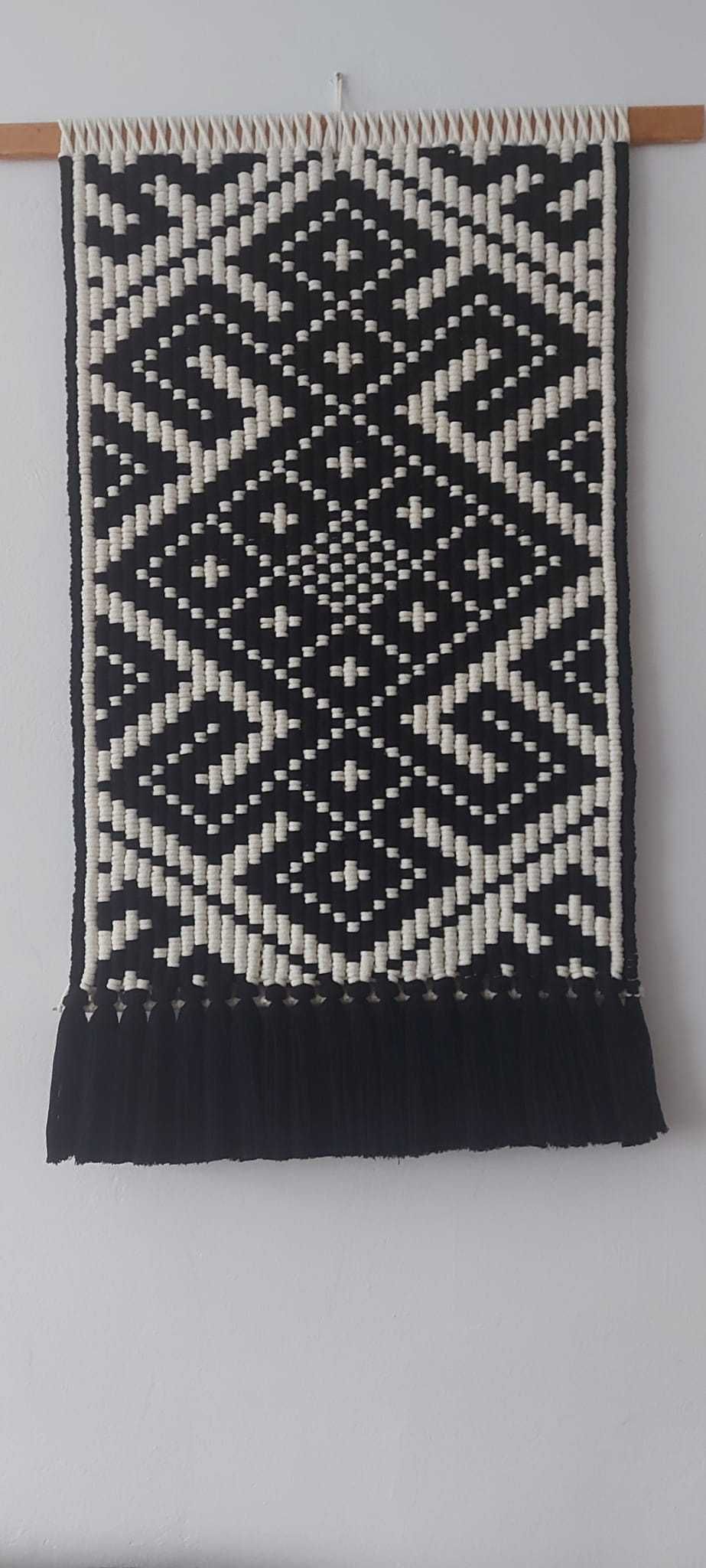 Decoratiune macrame pentru perete, motiv traditional romanesc