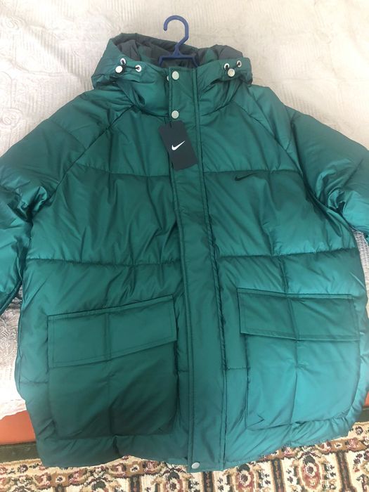 Продам зимнию куртку Nike зелёного цвета копешон цельный размер 4 XL