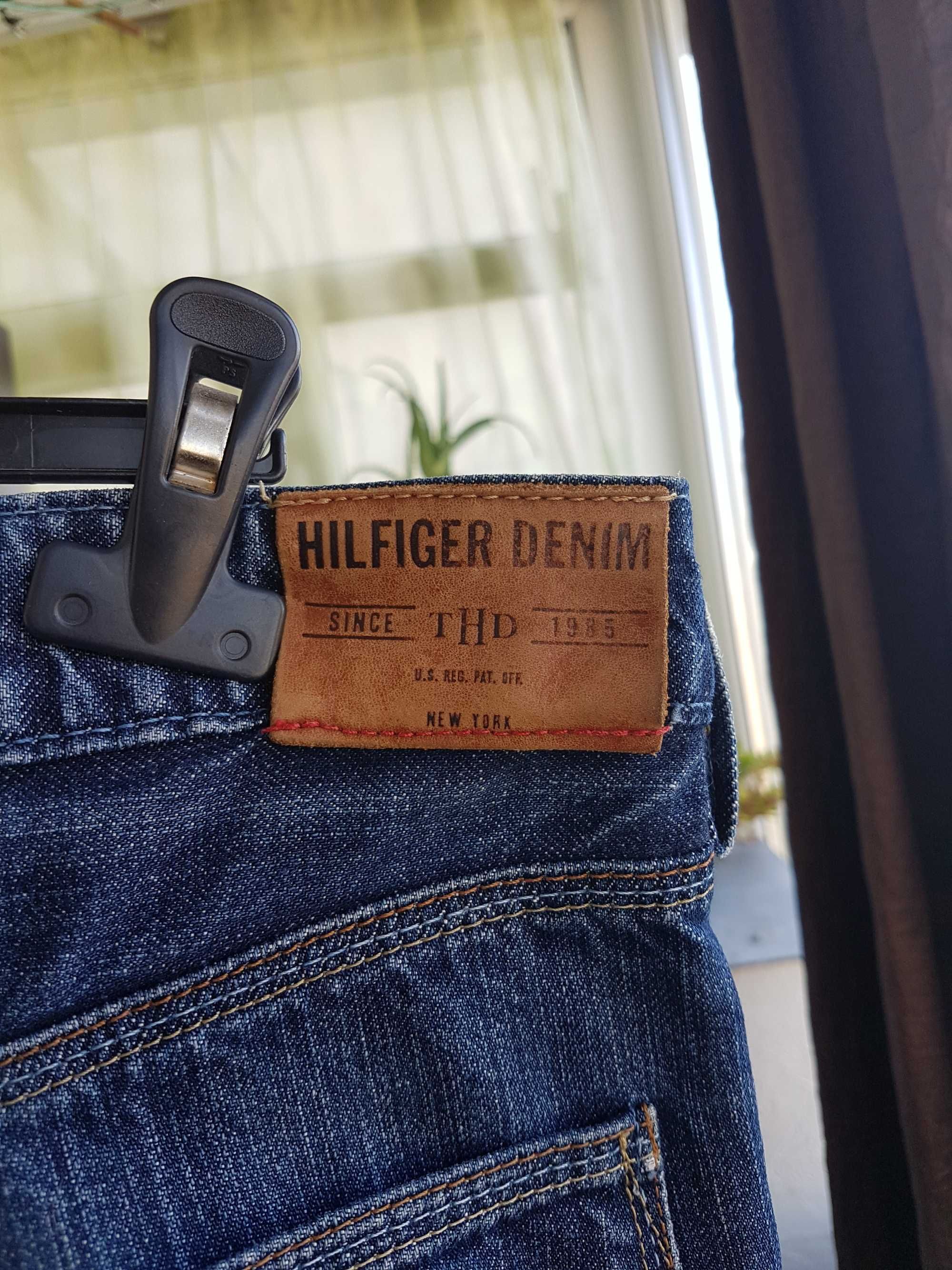 Pantaloni scurti  Tommy Hilfiger din blugi W33  L34