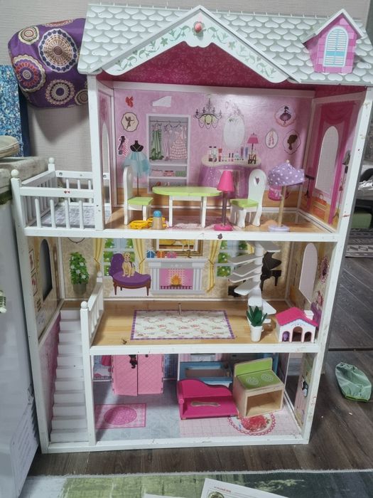Домик для кукол  в отличном состоянии
