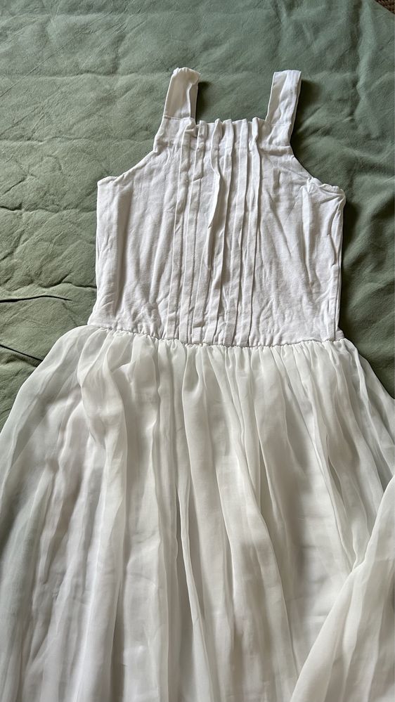 Дълга бяла рокля