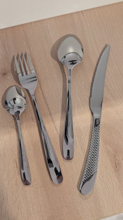 Set tacâmuri din inox aurite