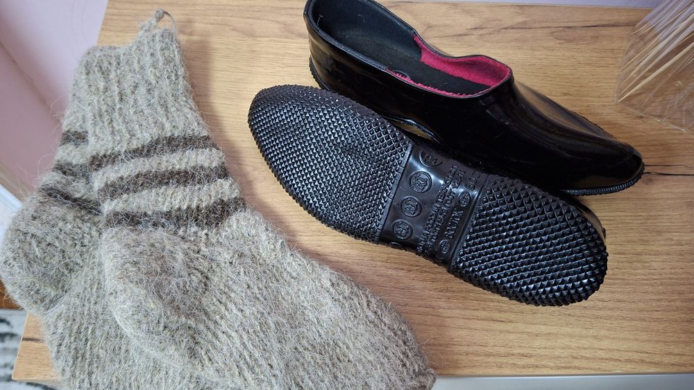 Продаётся галоши резиновые лакированные