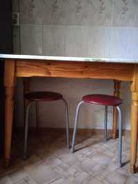 Стол кухонный из натурального дерева ,хорошее состояние