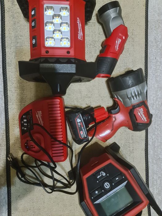 Milwaukee M12, lanternă, proiector și compresor