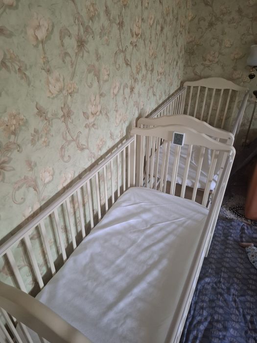 Кровать молочного цвета (качается)