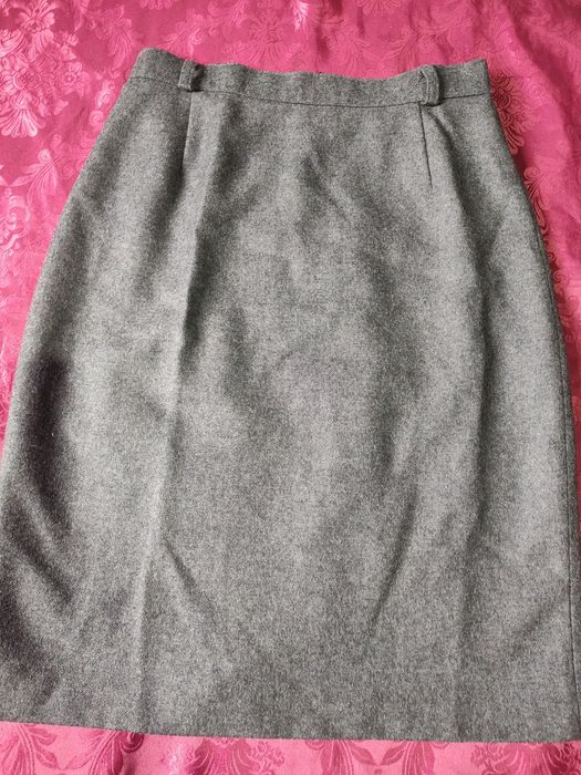 FUSTA elegantă, din pură lână naturală.Noua.