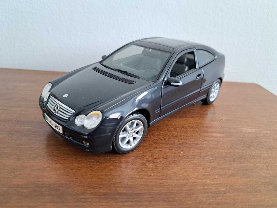 Machete Mercedes la scara 1:18 Anson, Maisto