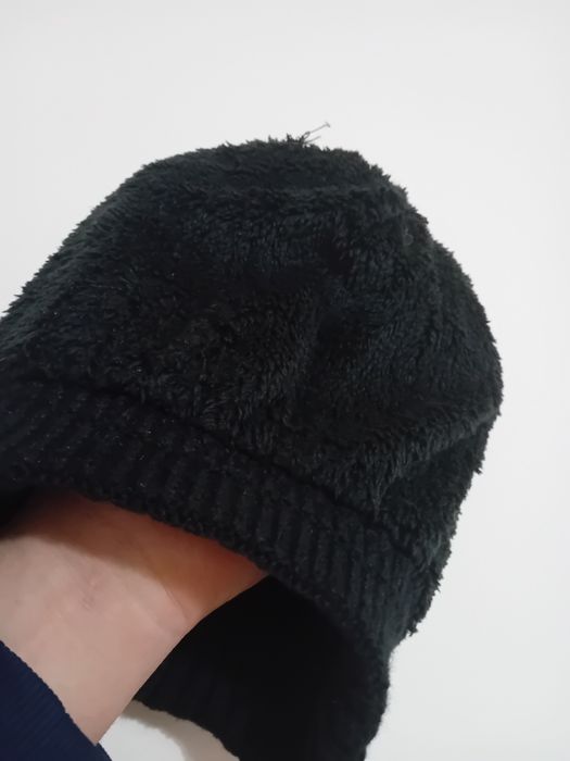 Fes care acoperă urechile pe negru