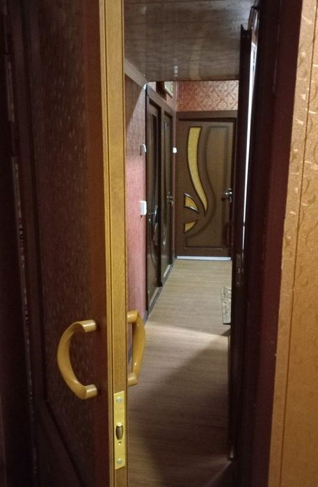 Gastronom oldida 3 xonalik uy sotiladi