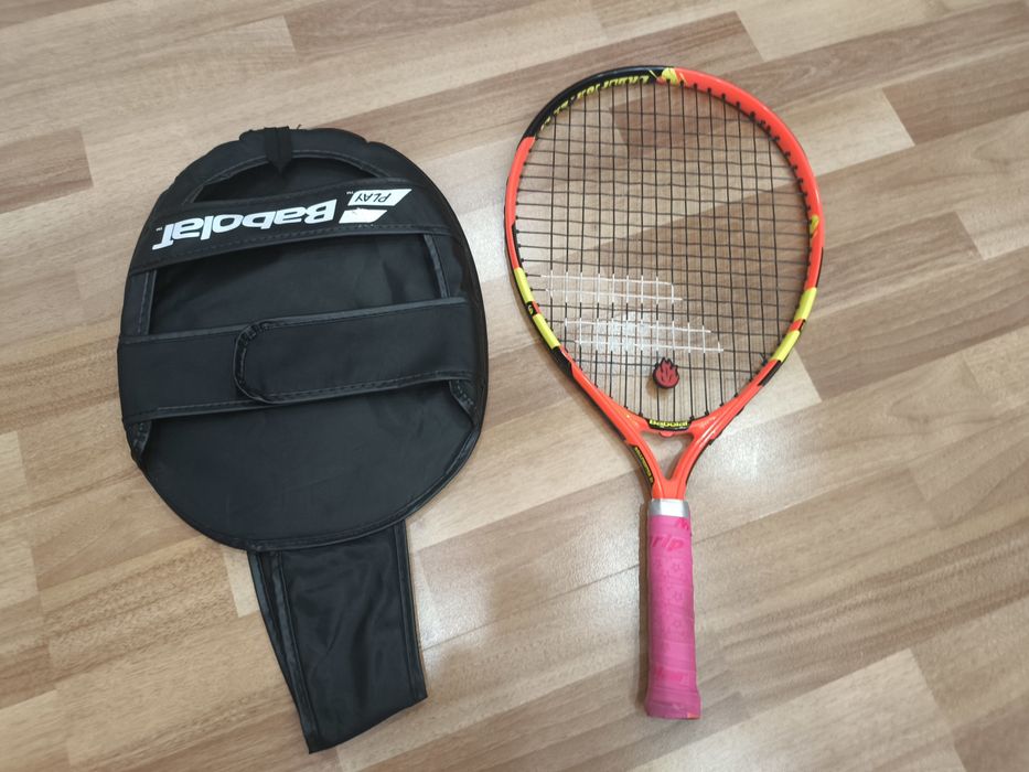 Теннисная ракелка вместе с чехлом