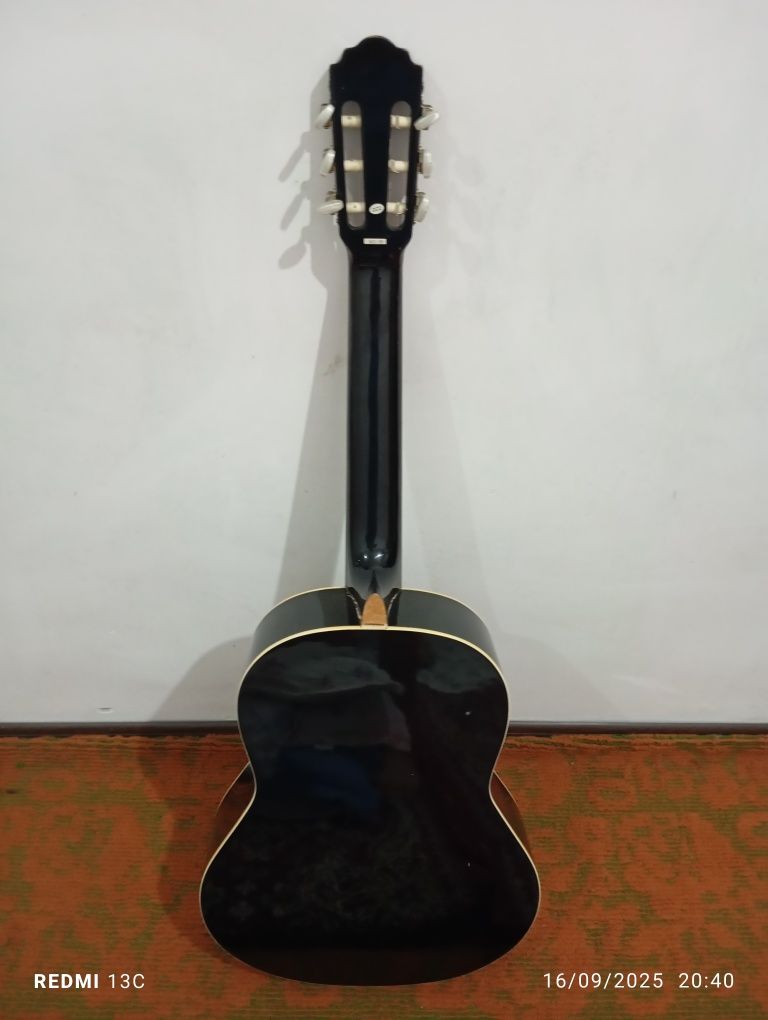 Gitara qora sotiladi