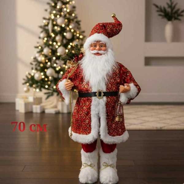 Декоративна фигура на Дядо Коледа с пухкав червен кожух и фенер