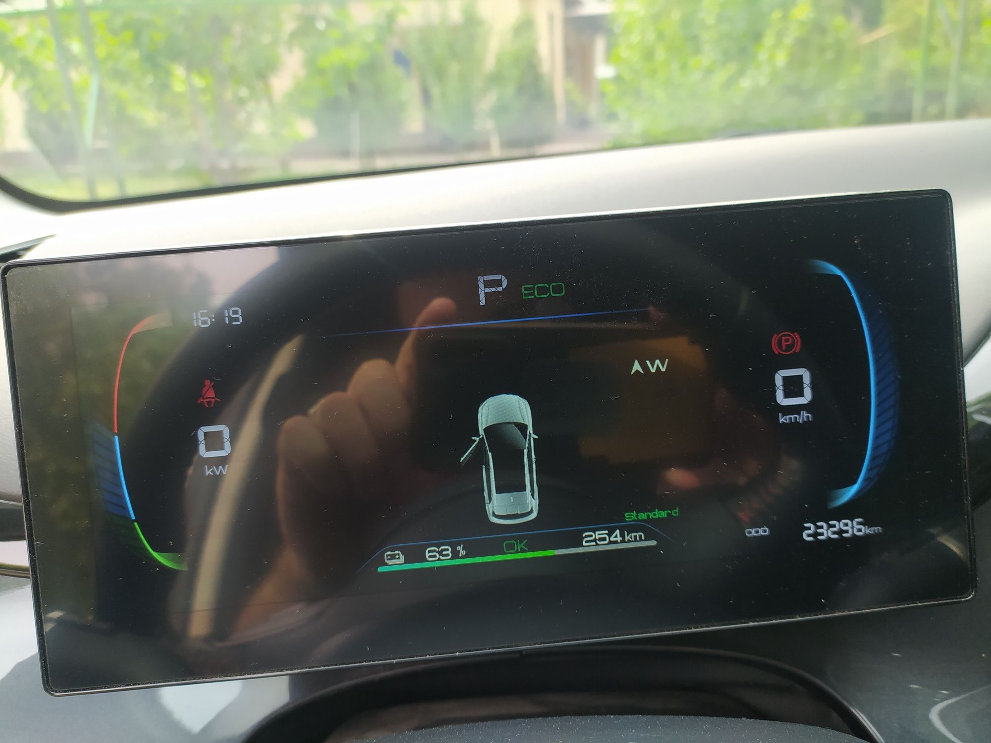 Byd e2 sotiladi. Yurgani 25000