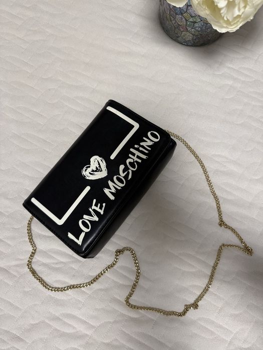 Продавам оригинална чанта Love Moschino.Без скъсвания,без петна.