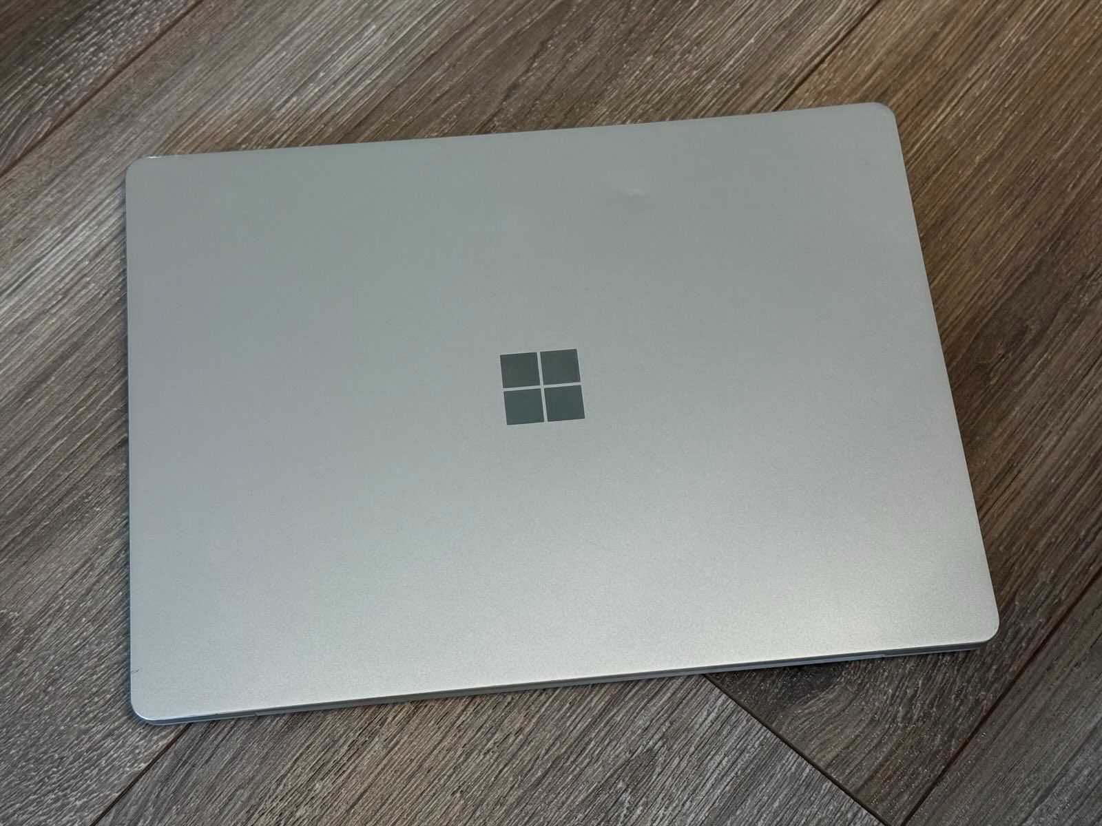 Microsoft Surface Laptop Go 2 i5 10gen/8RAM/256SSD