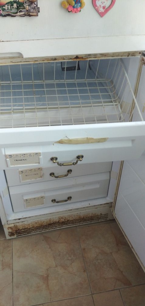 Продавам работещ хладилник