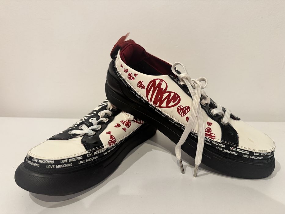 Adidasi Love Moschino