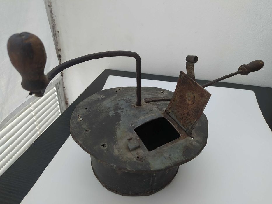 Старинен български уред за печене на пуканки и кафе