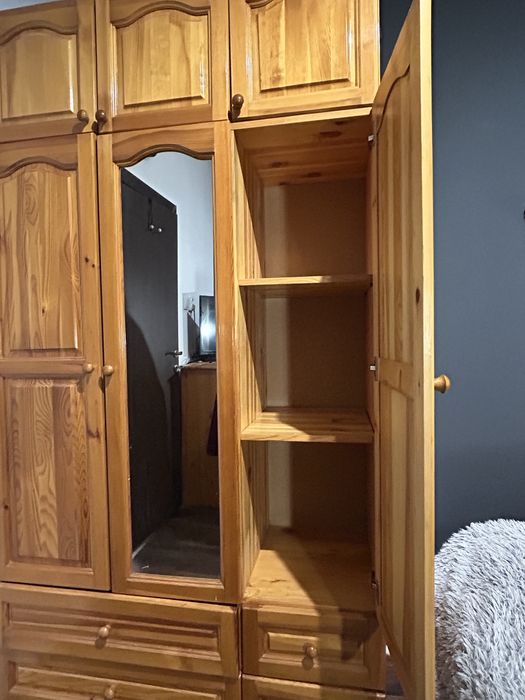 Гардероб + шкаф от масивно дърво – комплект 550 лв